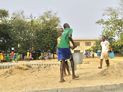 Studenten der Keta Senior High and Technical School in Ghana helfen beim Bau der Mehrsportanlage. Foto: Heloo Ketascho