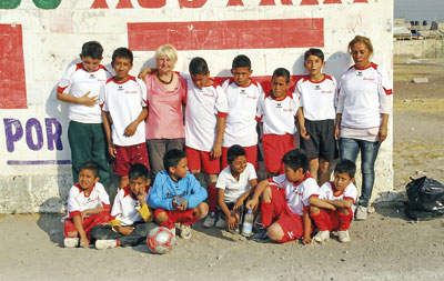 Eine Mannschaft im Rahmen des Projekts in Mexiko mit der Initiatorin Leopoldine Ganser. Foto: privat