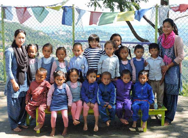 Nepal-Schulklasse-web